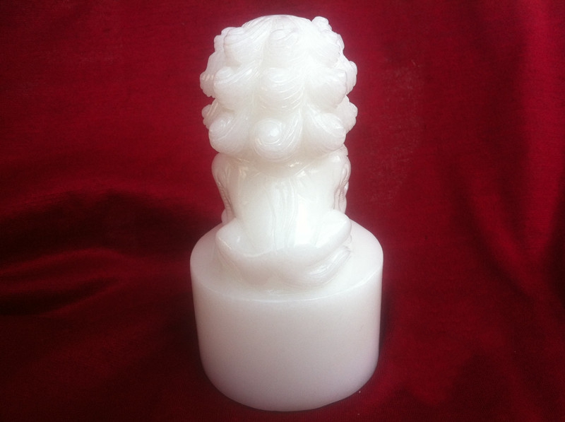 天然白玉，精雕玉獅