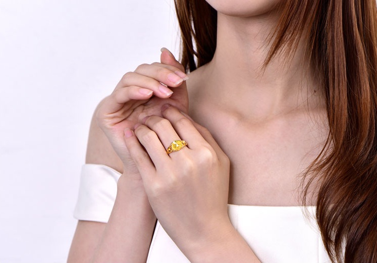 時(shí)尚心形金戒指