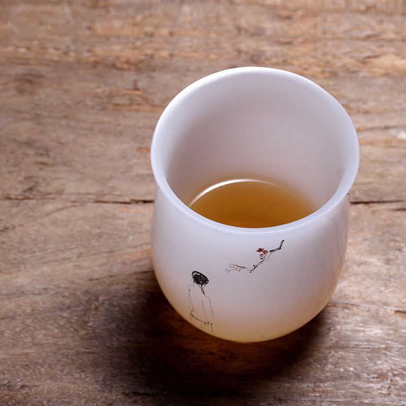 品茶聞香，白玉琉璃杯