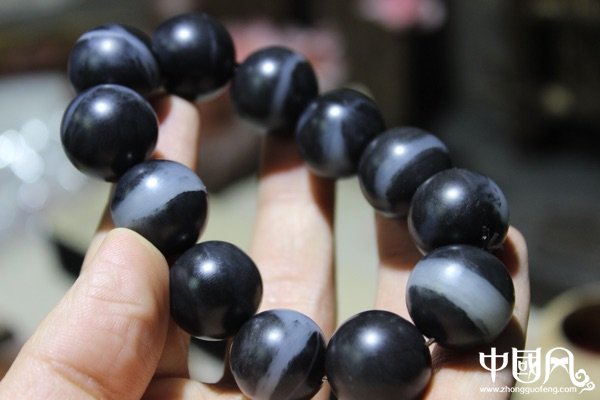 和田玉手串，顆顆黑白分明一線天