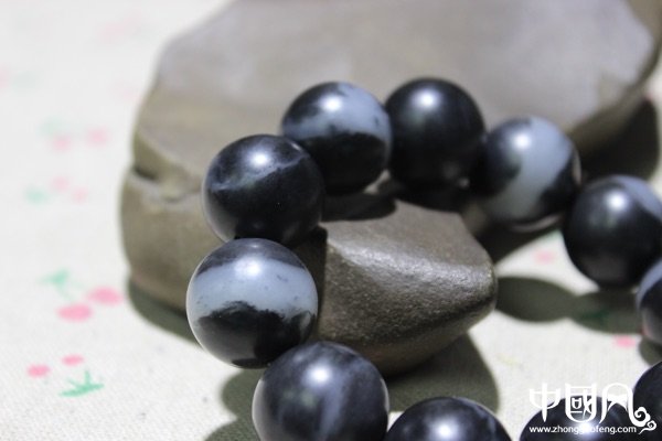 和田玉手串，顆顆黑白分明一線天