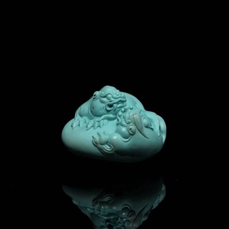 原礦綠松石雕件掛墜:雙獸爭輝