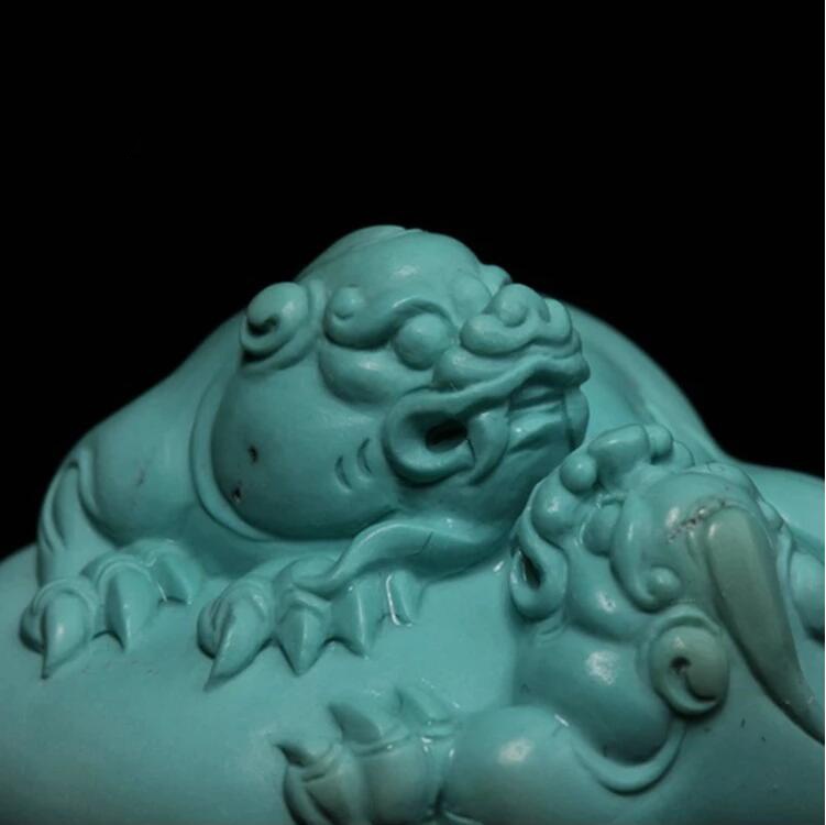 原礦綠松石雕件掛墜:雙獸爭輝