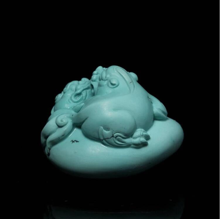 原礦綠松石雕件掛墜:雙獸爭輝