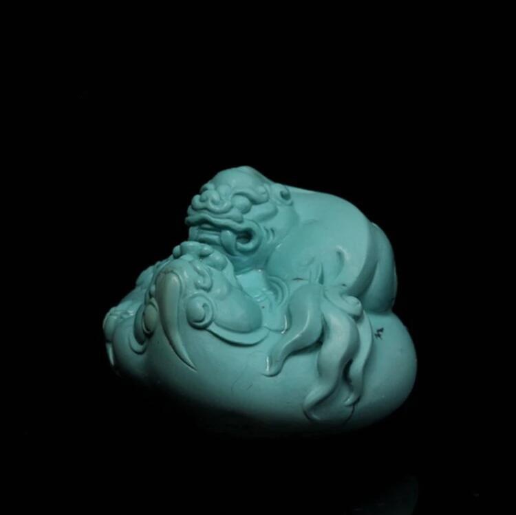 原礦綠松石雕件掛墜:雙獸爭輝