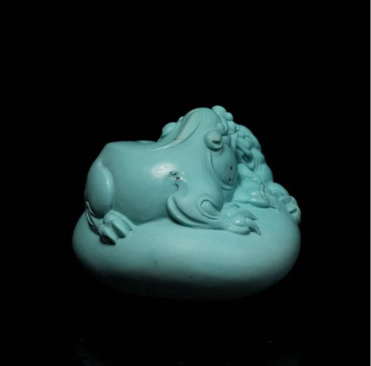 原礦綠松石雕件掛墜:雙獸爭輝