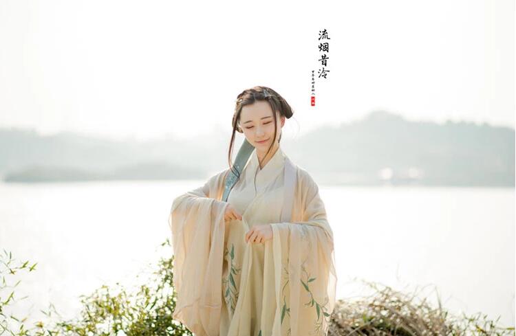 刺繡交領齊腰襦裙古裝攝影