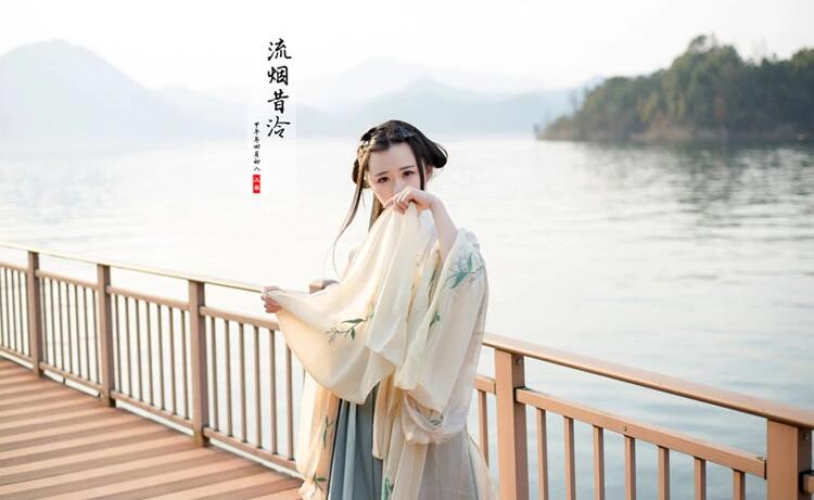 刺繡交領齊腰襦裙古裝攝影