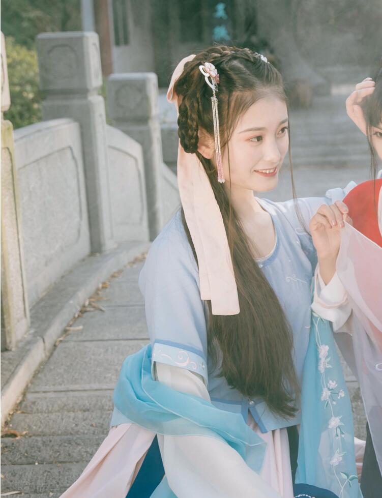 染春愁坦領(lǐng)半臂襦裙 漢服