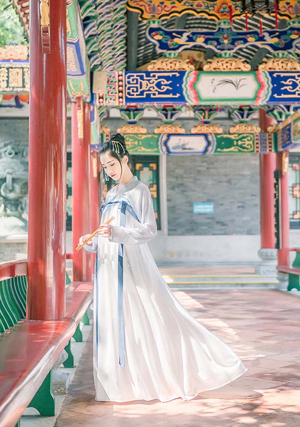 白藍淡雅唐制高腰繡花齊胸襦裙