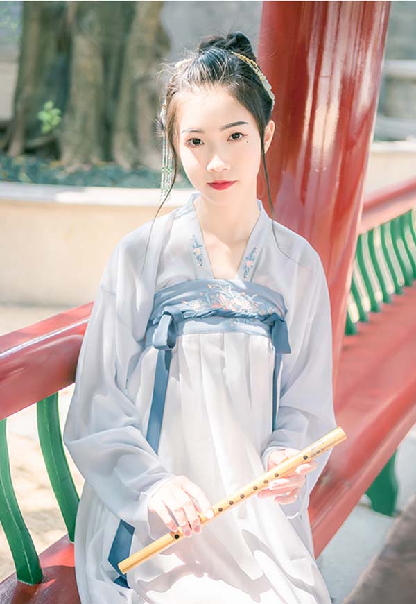 白藍淡雅唐制高腰繡花齊胸襦裙