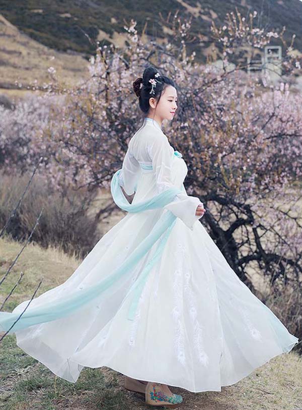 大擺繡花齊胸襦裙，漢服