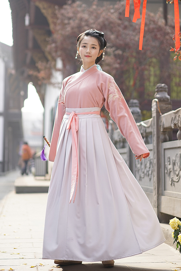 漢服  交領(lǐng)襦裙繡花長褙子