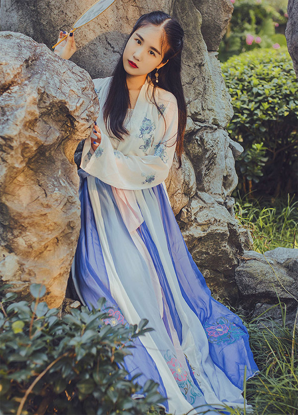 唐 漢服對(duì)襟襦裙齊腰繡襦裙