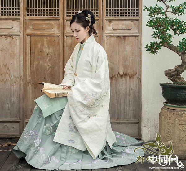 直領(lǐng)繡花披風(fēng)襖裙