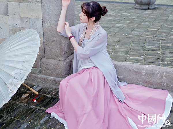 改良對(duì)襟漢服 齊腰襦裙