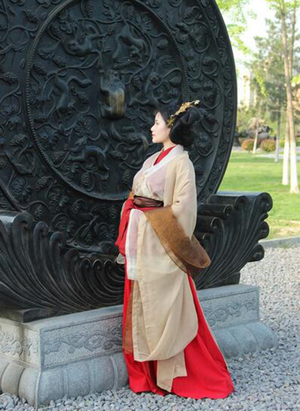 傳統(tǒng)漢服 繡花交領襦裙大袖衫