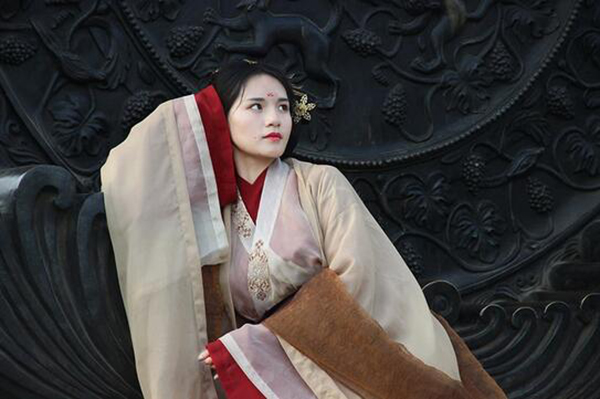 傳統(tǒng)漢服 繡花交領襦裙大袖衫