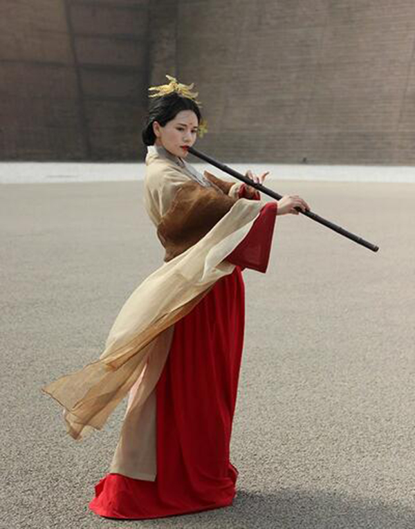 傳統(tǒng)漢服 繡花交領襦裙大袖衫