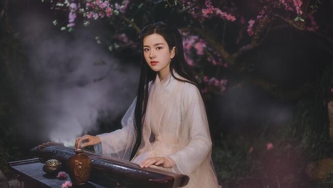 古裝女子攝影照片，桃樹為誰種