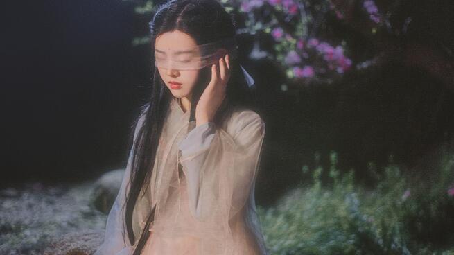 古裝女子攝影照片，桃樹為誰種