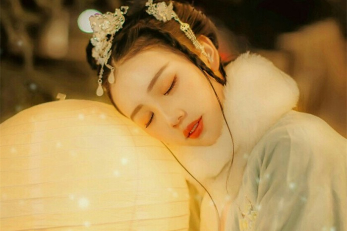 柔美女子攜燈古風(fēng)頭像，婉約家佳樂(lè)文學(xué)微信qq頭像