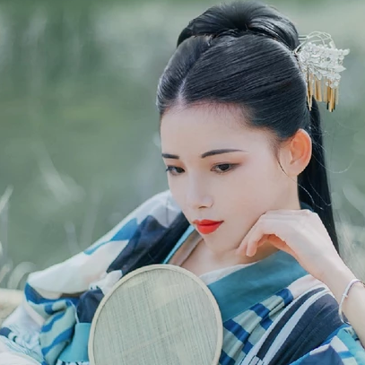 佳人在水持傘女生頭像，唯美古風(fēng)真人頭像