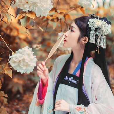 秋意氣質(zhì)帶團(tuán)扇女生頭像，唯美古風(fēng)真人頭像