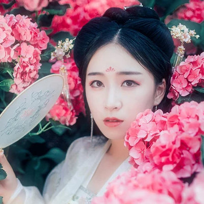花團(tuán)錦簇帶團(tuán)扇女生頭像，唯美古風(fēng)真人頭像