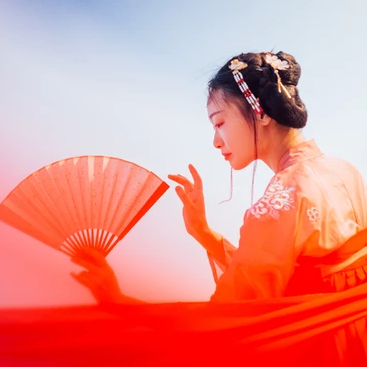 滄海風(fēng)舞帶折扇女生頭像，唯美古風(fēng)真人頭像