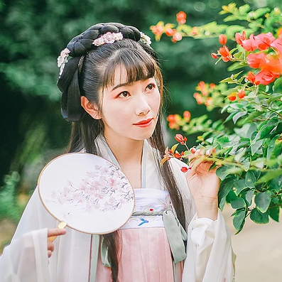 花庭樹下女生頭像，唯美古風(fēng)真人頭像