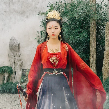 紅衣帶兵器女生頭像，唯美古風真人頭像