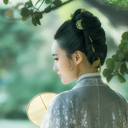 優(yōu)雅賞春帶團(tuán)扇女生頭像，唯美古風(fēng)真人頭像