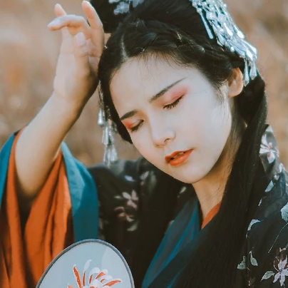 蘆葦飄揚(yáng)女生頭像，唯美古風(fēng)真人頭像