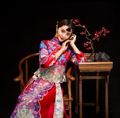 魚(yú)蓮嬉戲中式禮服，東方韻味新娘禮服