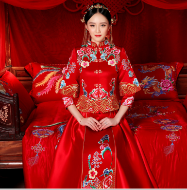 花團(tuán)錦簇中式禮服，新娘結(jié)婚禮服