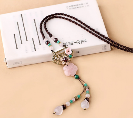 家佳樂(lè)文學(xué)粉水晶吊墜毛衣鏈，長(zhǎng)命鎖項(xiàng)鏈?zhǔn)罪? / data-BWFn=