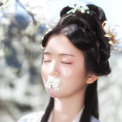 玉山清帶傘女生頭像，唯美古風(fēng)真人頭像