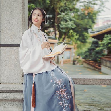 立領(lǐng)斜襟襖裙?jié)h服，淡雅脫俗菊花刺繡漢服