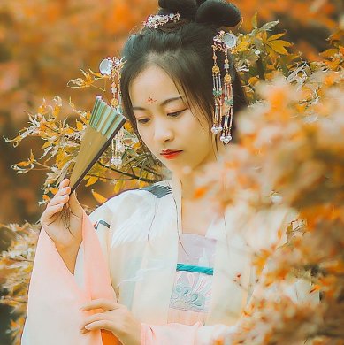 楓葉彈琴帶折扇女生頭像，唯美古風真人頭像