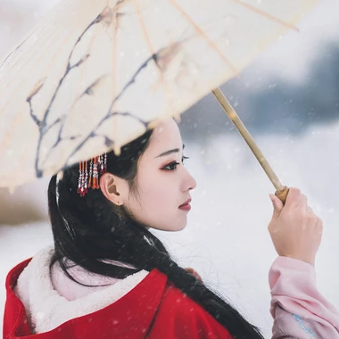 初雪紅披風(fēng)帶傘女生頭像，唯美古風(fēng)真人頭像