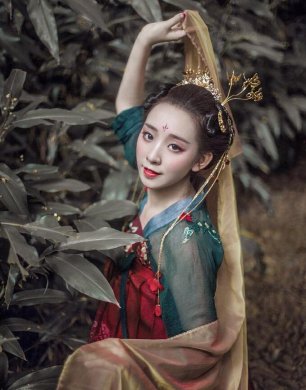 齊胸繡花襦裙對襟漢服，刺繡紅色印花漢服圖片