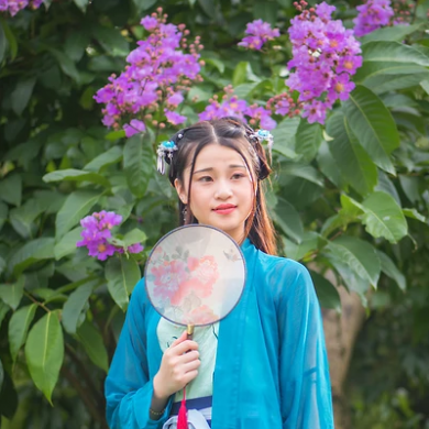 藍衣帶團扇女生頭像，唯美古風(fēng)女子真人頭像