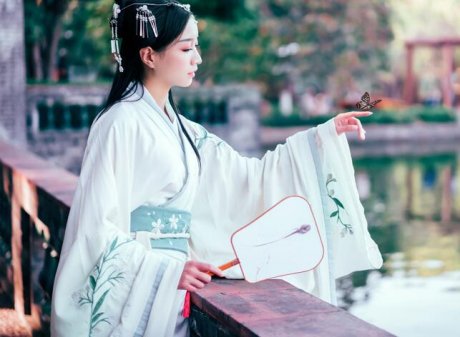 繡花漢服雙繞曲裾，雪紡大袖齊腰襦裙