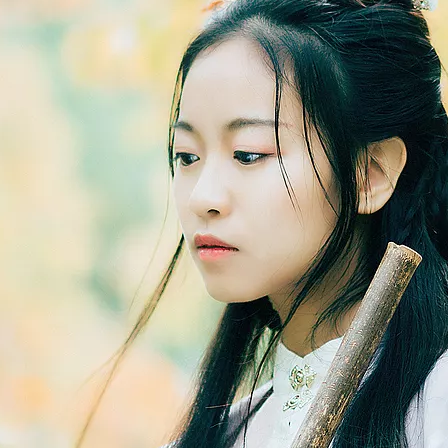 落葉飄粉衣女生頭像，唯美古風(fēng)真人頭像