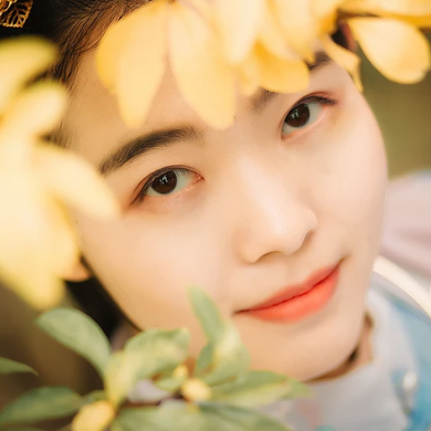 秋風(fēng)帶團(tuán)扇少女頭像，唯美古風(fēng)真人頭像