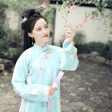 詩(shī)意韻味襦裙?jié)h服，淡雅刺繡立領(lǐng)古風(fēng)漢服