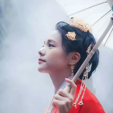 紅衣仙鶴帶傘女生頭像，唯美古風(fēng)真人頭像