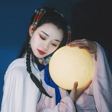 月色下拿燈女生頭像，唯美古風(fēng)真人頭像