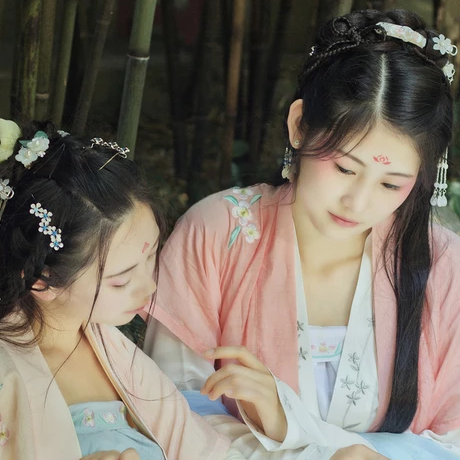 綠陰樹下閨蜜頭像，唯美古風(fēng)女子頭像